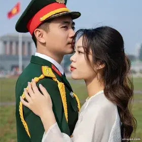 Bảy Ngày Trong Hương Phấn