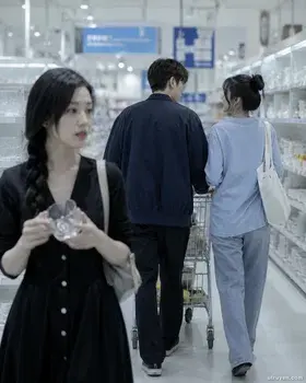 Chiếc Cốc Thủy Tinh Và Mối Tình Bị Bỏ Quên