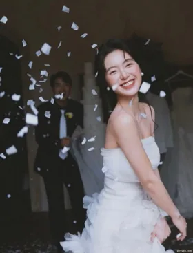 Chồng Cùng Thư Ký Đi Ăn Nhà Hàng