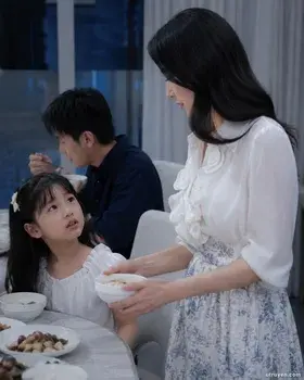 MỘT GIA ĐÌNH, HAI THẾ GIỚI