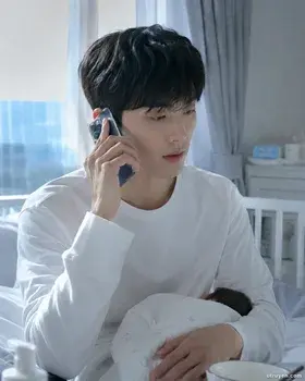 Ngày ở cữ thứ mười hai, mẹ gọi video cho tôi, dịu dàng hỏi